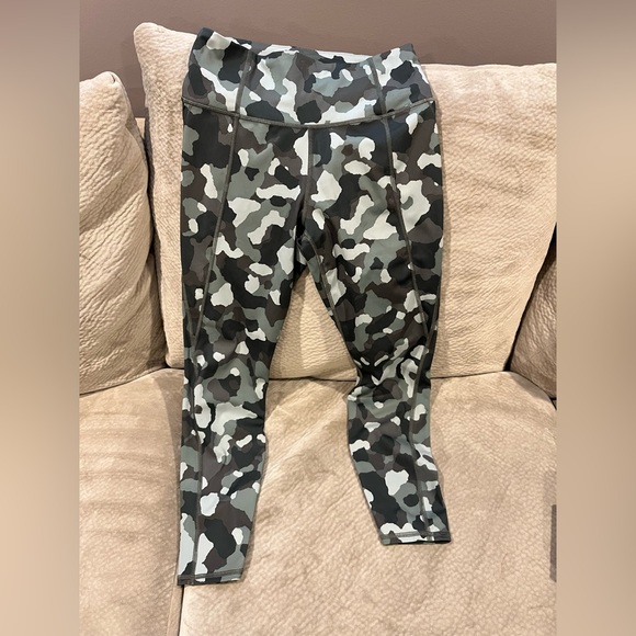 EUC Athleta lightning camo 7/8 tight, NWOT - Picture 3 of 5